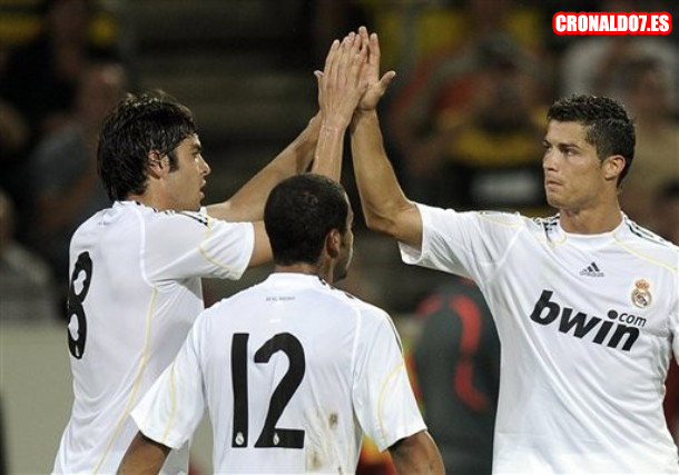 Cristiano Ronaldo celebr´ndo los goles con sus compañeros