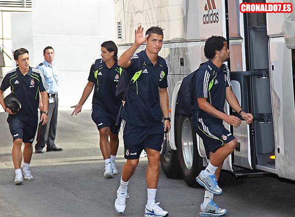 Cristiano Ronaldo sube al autobús del equipo