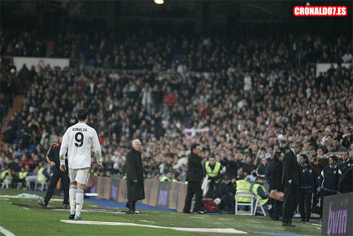 Cristiano Ronaldo abandonando el campo tras su expulsion
