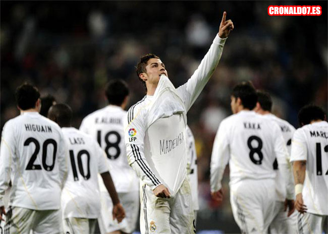 Cristiano Ronaldo homenajeando a las víctimas de Madeira