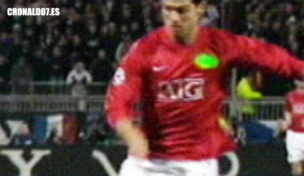 Cristiano Ronaldo apuntado por un láser