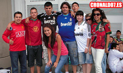 Aficionados en las afueras del Santiago Bernabéu