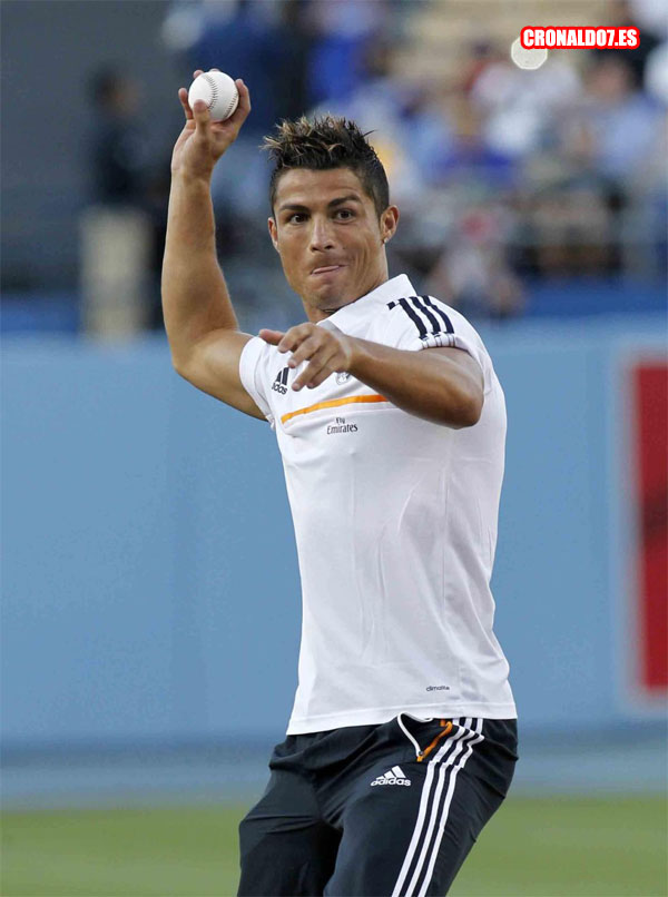 Cristiano Ronaldo lanzando una pelota de béisbol
