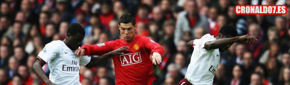 Cristiano Ronaldo peleando con los defensas del Arsenal