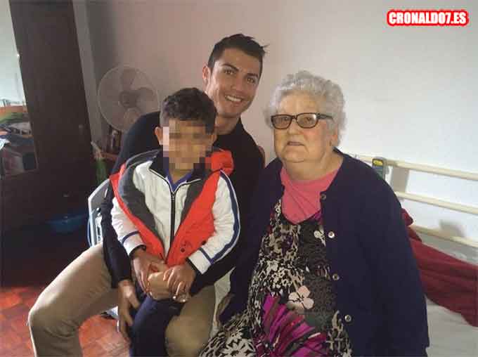 Cristiano Ronaldo con su hijo y abuela