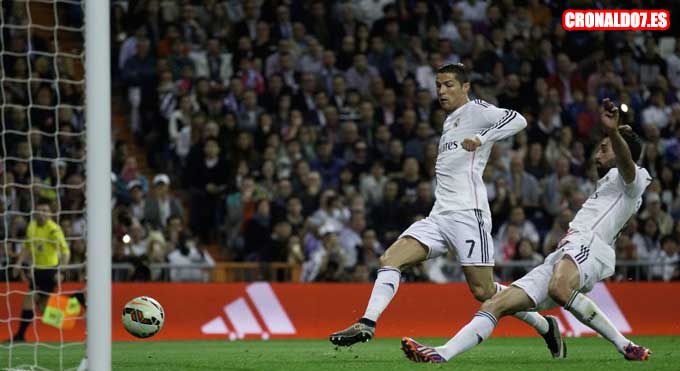 Cristiano Ronaldo a punto de marcar al Almería
