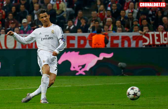Cristiano Ronaldo marcando un gol al Bayern de Múnich