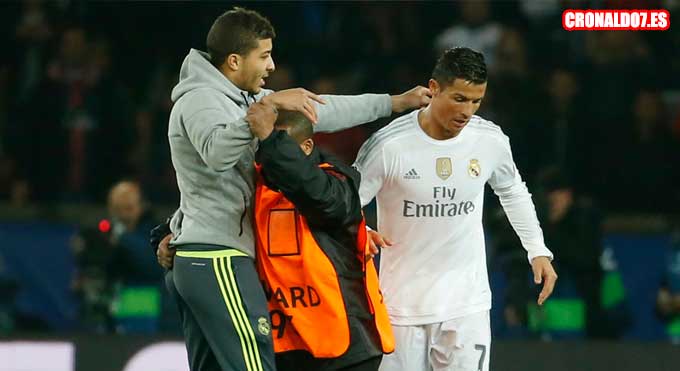 Cristiano Ronaldo recibe a un espontáneo