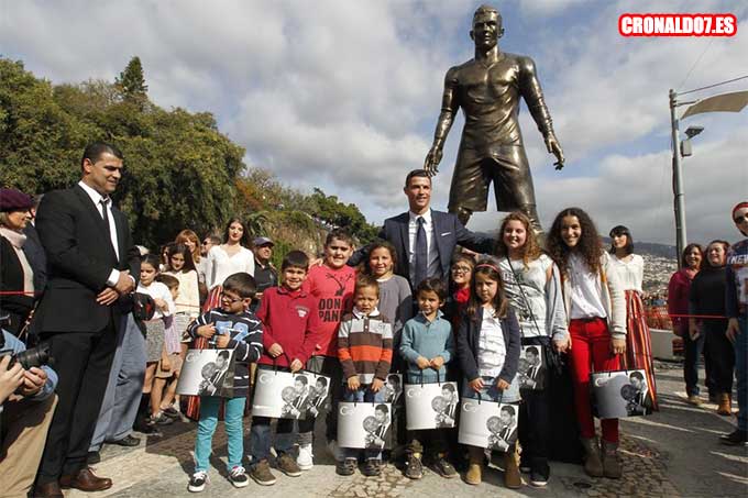 Cristiano Ronaldo inaugura una estatua dedica a su figura