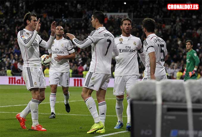 Cristiano Ronaldo celebra un gol con sus compañeros del Real Madrid