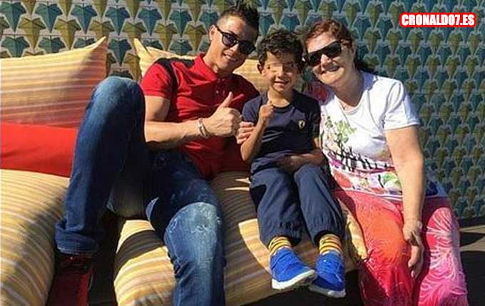 Cristiano Ronaldo con su madre y su hijo