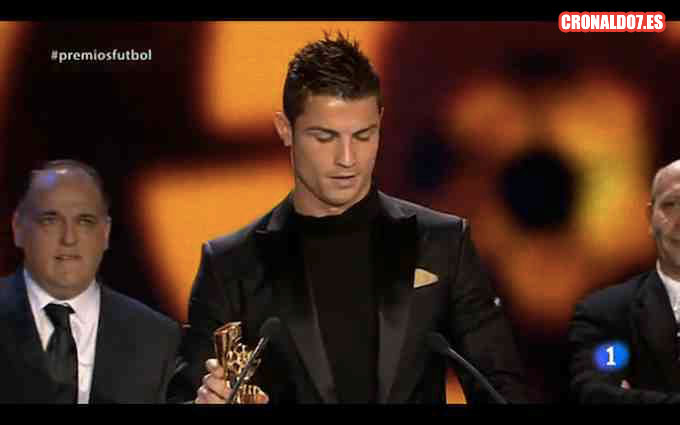 Cristiano Ronaldo recoge el premio al mejor jugador de la temporada pasada