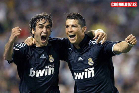 Cristiano Ronaldo celebrando el gol de Raul
