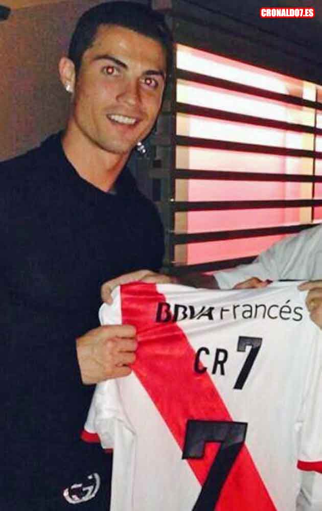 Cristiano Ronaldo con una camiseta de River Plate
