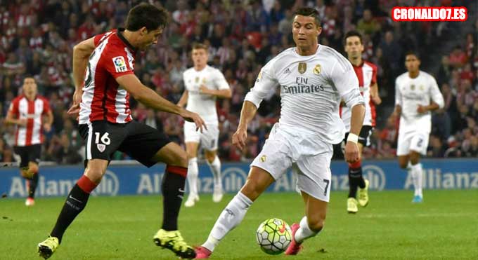 Cristiano Ronaldo en una jugada ante el Athletic de Bilbao