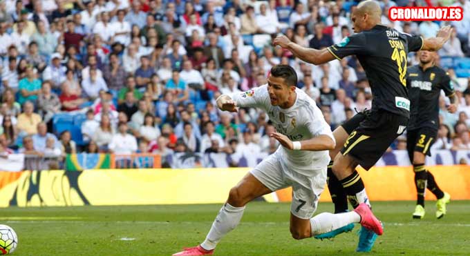 Cristiano Ronaldo cae en el área en el partido ante el Granada