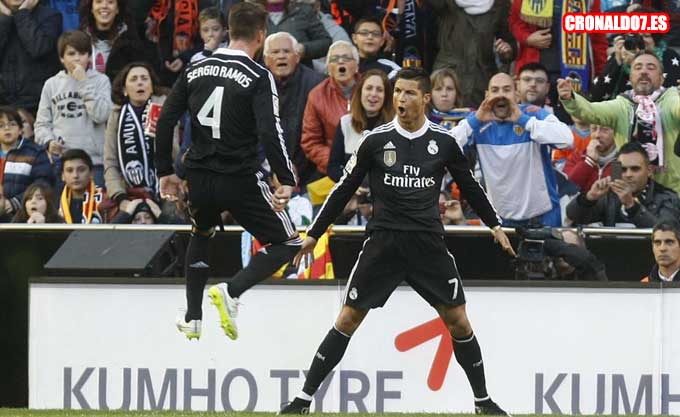 Cristiano Ronaldo marca ante el Valencia