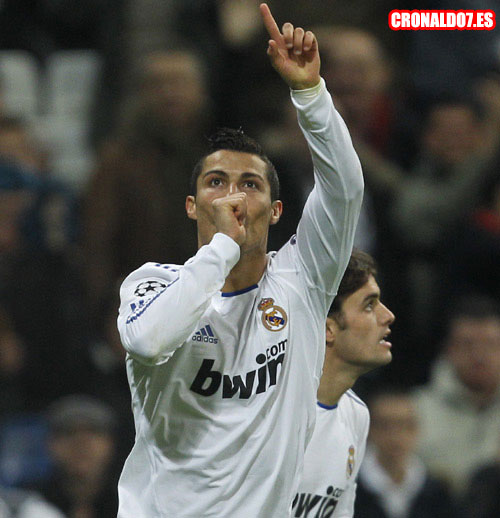 Cristiano Ronaldo dedicandole el gol a su hijo