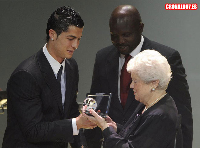 Cristiano Ronaldo recibiendo el premio de manos de la viuda de Puskas