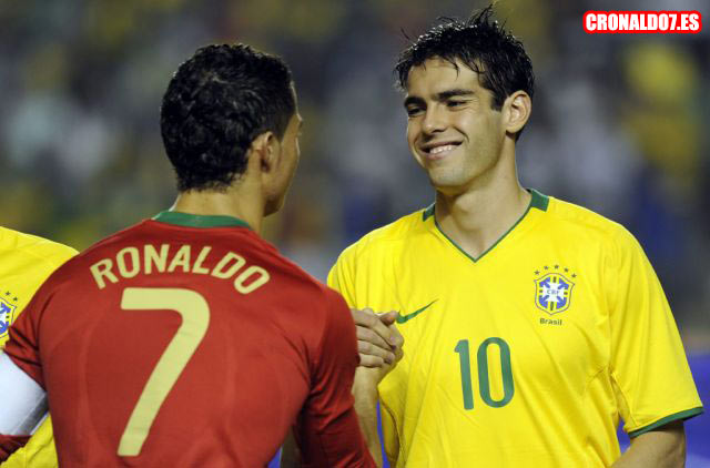 Cristiano Ronaldo saludando a Kaka