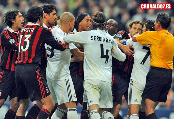 El partido fue muy tenso, Ronaldinho trato de agradir a Raul