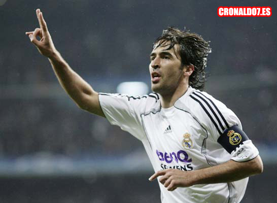 Raul celebrando uno de los goles