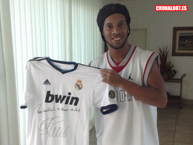 Ronaldinho recibe camiseta del Real Madrid firmada por Cristiano Ronaldo