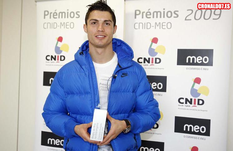 Cristiano Ronaldo recibiendo el premio