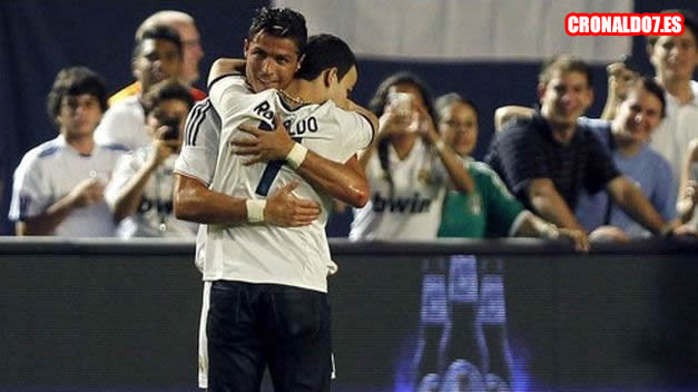 Cristiano Ronaldo abraza a un aficionado