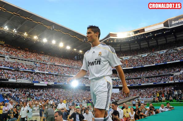 Cristiano Ronaldo en su presentación con el Bernabéu lleno