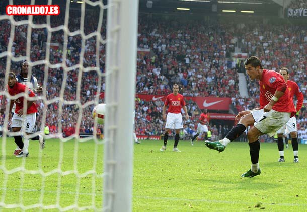 Cristiano Ronaldo marcando el penalti contra el Bolton
