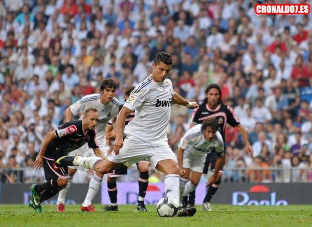 Cristiano Ronaldo marcando de penalty