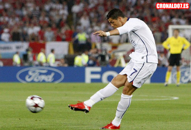 Cristiano Ronaldo lanzando una de sus faltas