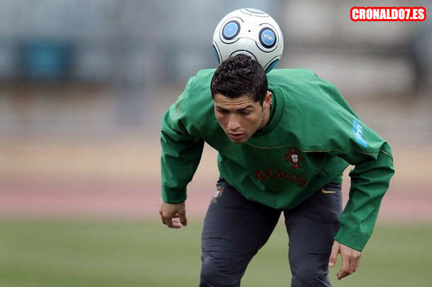 Cristiano Ronaldo haciendo malabares durante un entrenamiento