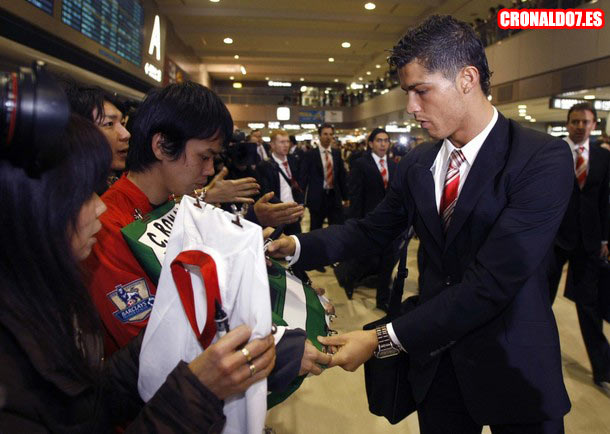 Cristiano Ronaldo firmando un autógrafo a un fan japonés