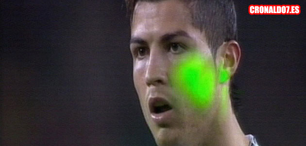 Cristiano Ronaldo atacado por punteros láser