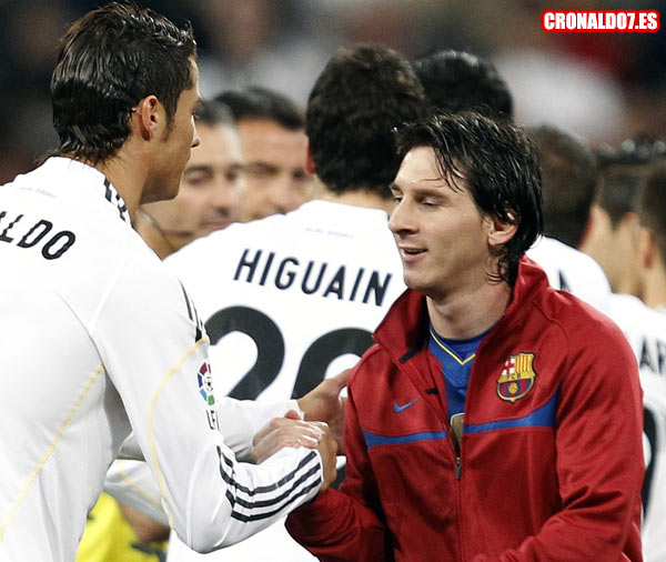 Cristiano Ronaldo saluda a Messi