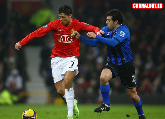 Cristiano Ronaldo peleando con un defensa