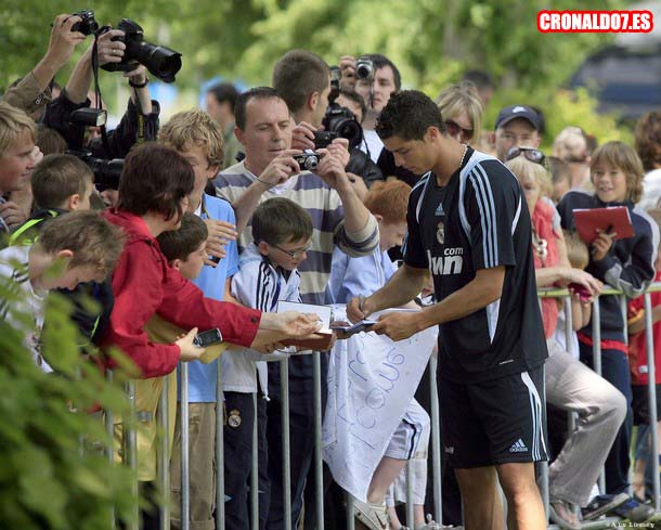 Cristiano Ronaldo firmando autografos