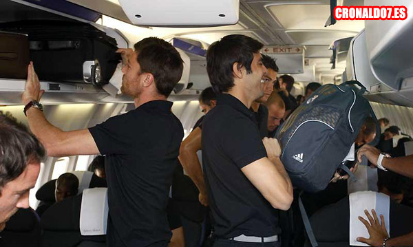 Los jugadores del Real Madrid acomodandose en el avión