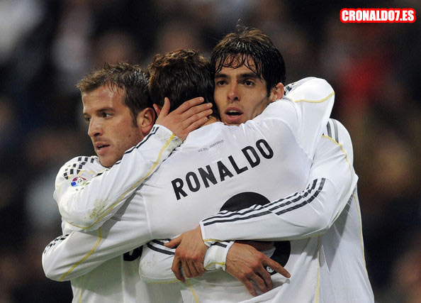 Cristiano Ronaldo felicitado por sus compañeros