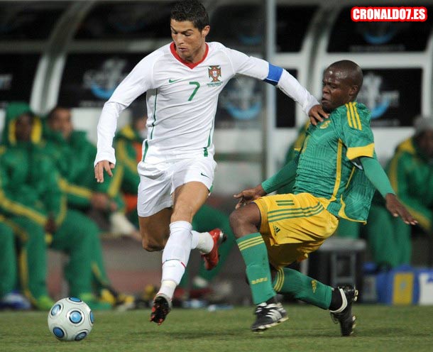 Cristiano Ronaldo marchándose de un defensa sudafricano