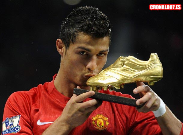 Cristiano Ronaldo besando la bota de oro