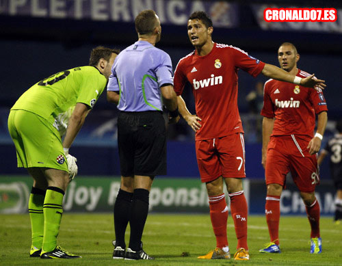 Cristiano Ronaldo quejandose al árbitro