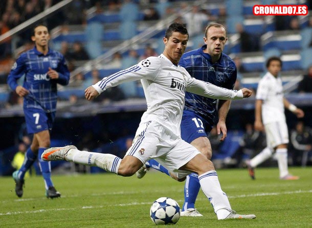 Cristiano Ronaldo marcando su gol ante el Auxerre