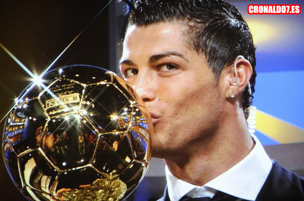 Cristiano Ronaldo besando su anterior Balón de Oro