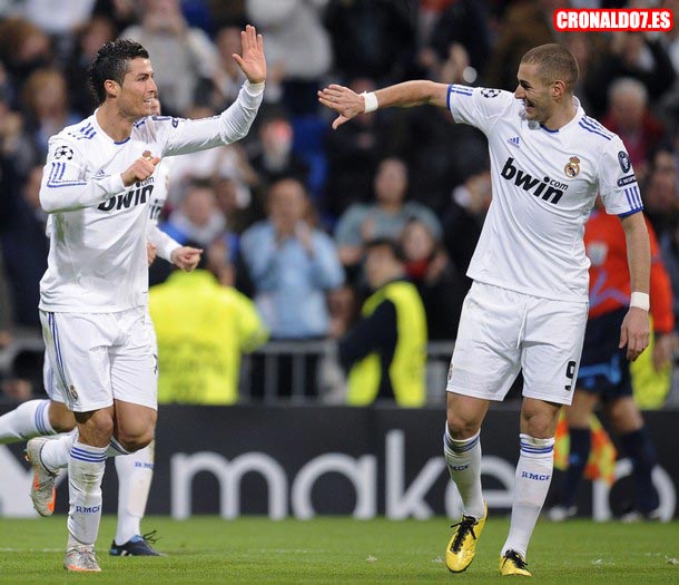 Cristiano Ronaldo y Benzema festejando los goles
