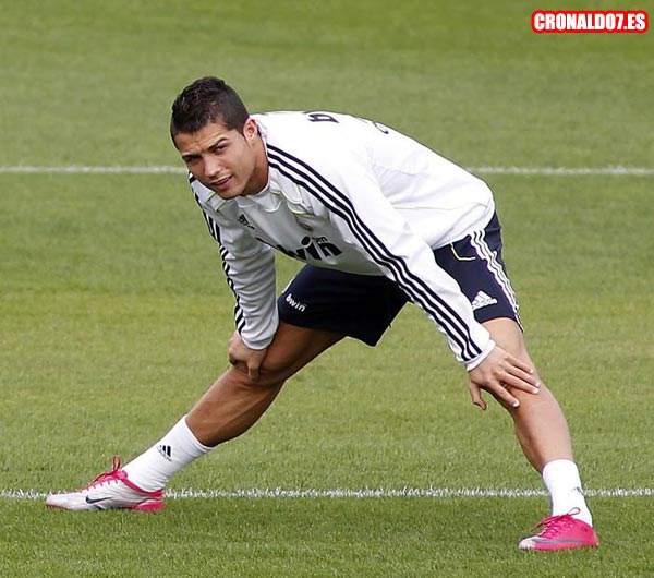 Cristiano Ronaldo con sus nuevas botas rosas (fucsia) y grises