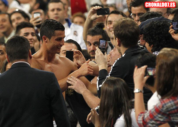 Cristiano Ronaldo regala la camiseta aun aficionado