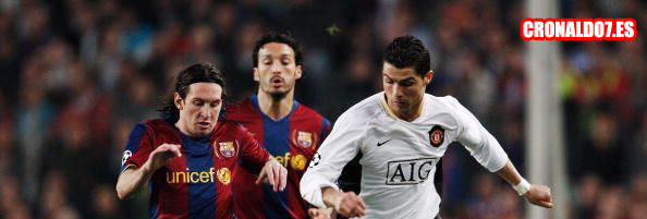 Cristiano Ronaldo luchando un balón con Leo Messi